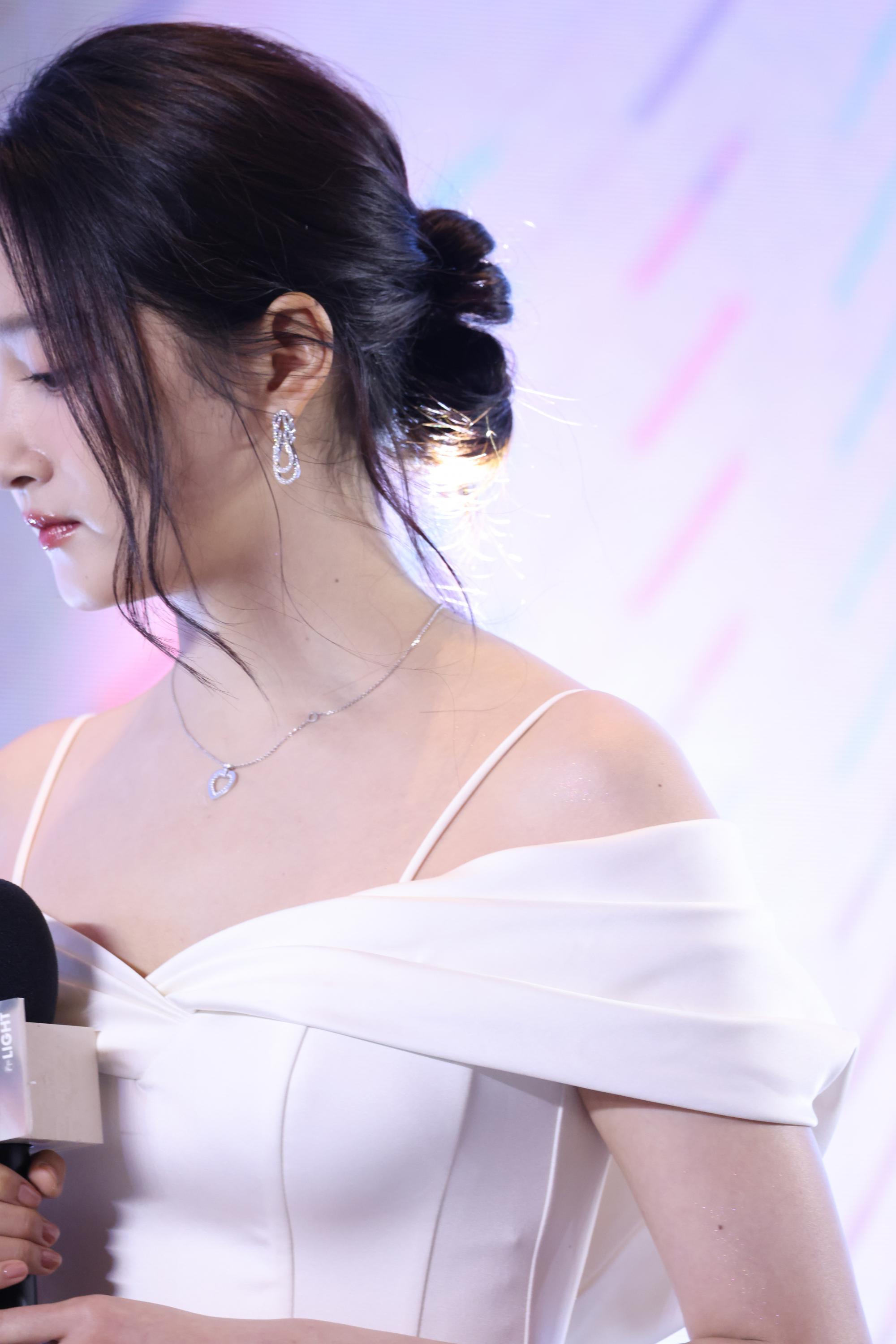 关晓彤右侧脸漏香肩现场生图照[2]